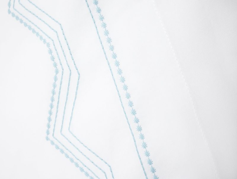 FA24 VistaEmbroideredOrganic Pillowcase AlpineWhite wPacificBlue B 483